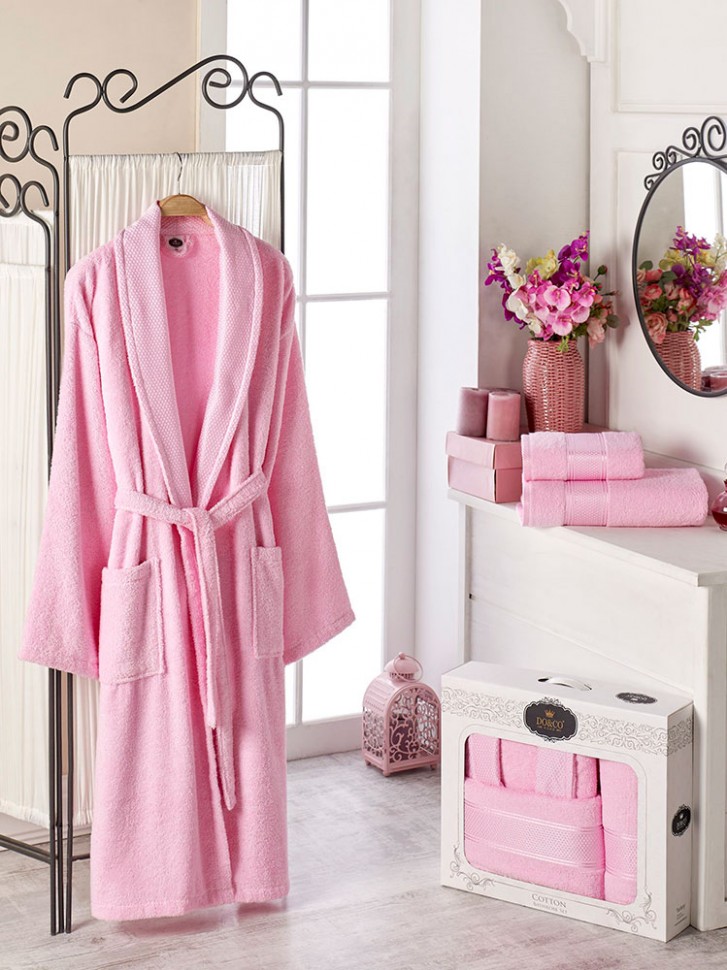 Набор халат махровый DO&CO шалька с полотенцами 50х90 и 70х140 светло-розовый фото 1 — Мартекс